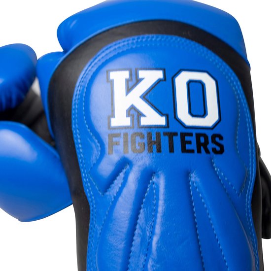 Close-up van een blauwe en zwarte KO FIGHTERS bokshandschoen.