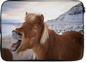 Laptophoes 14 inch 36x26 cm - Paard - Macbook & Laptop sleeve Een paard met een bruine vacht toont zijn gebit - Laptop hoes met foto
