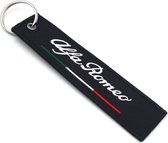 Luxe Auto Sleutelhanger - Past bij Alfa Romeo Guilietta / Giulia / MiTo / Stelvio / Brera / Spider / 145 / 146 / 147 / 4C - Italiaanse Vlag in Zwart - Keychain Sleutel Hanger Cadea