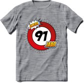 91 Jaar Hoera Verkeersbord T-Shirt | Grappig Verjaardag Cadeau | Dames - Heren | - Donker Grijs - Gemaleerd - S