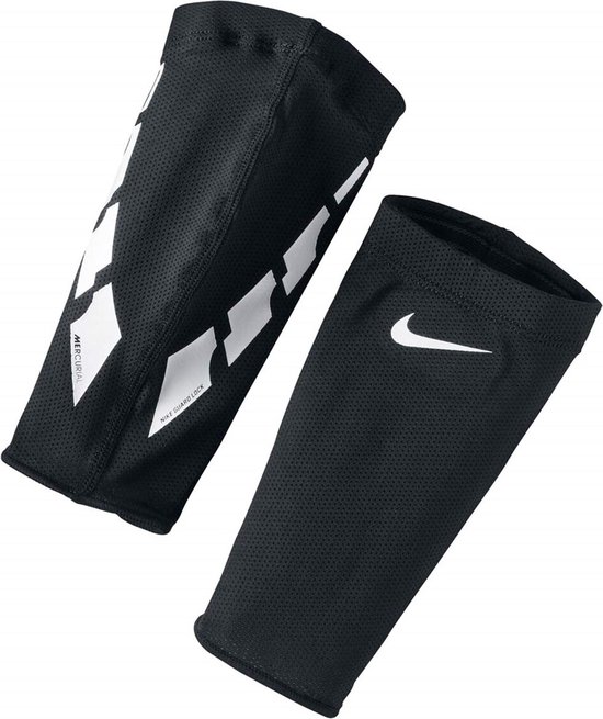 Zwarte manchetten. Eén met witte Mercurial en Nike Guard Lock print, de ander met Nike swoosh.