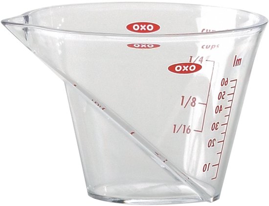Transparante OXO maatbeker met schuine leesschaal en rode markeringen voor 1/16, 1/8 en 1/4 cup.