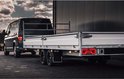 Achterkant van een witte trailer met twee rode LED achterlichten en twee zwarte spatborden.