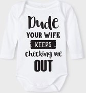 Baby Rompertje met tekst 'Dude youre wife keeps checking me out' |Lange mouw l | wit zwart | maat 50/56 | cadeau | Kraamcadeau | Kraamkado
