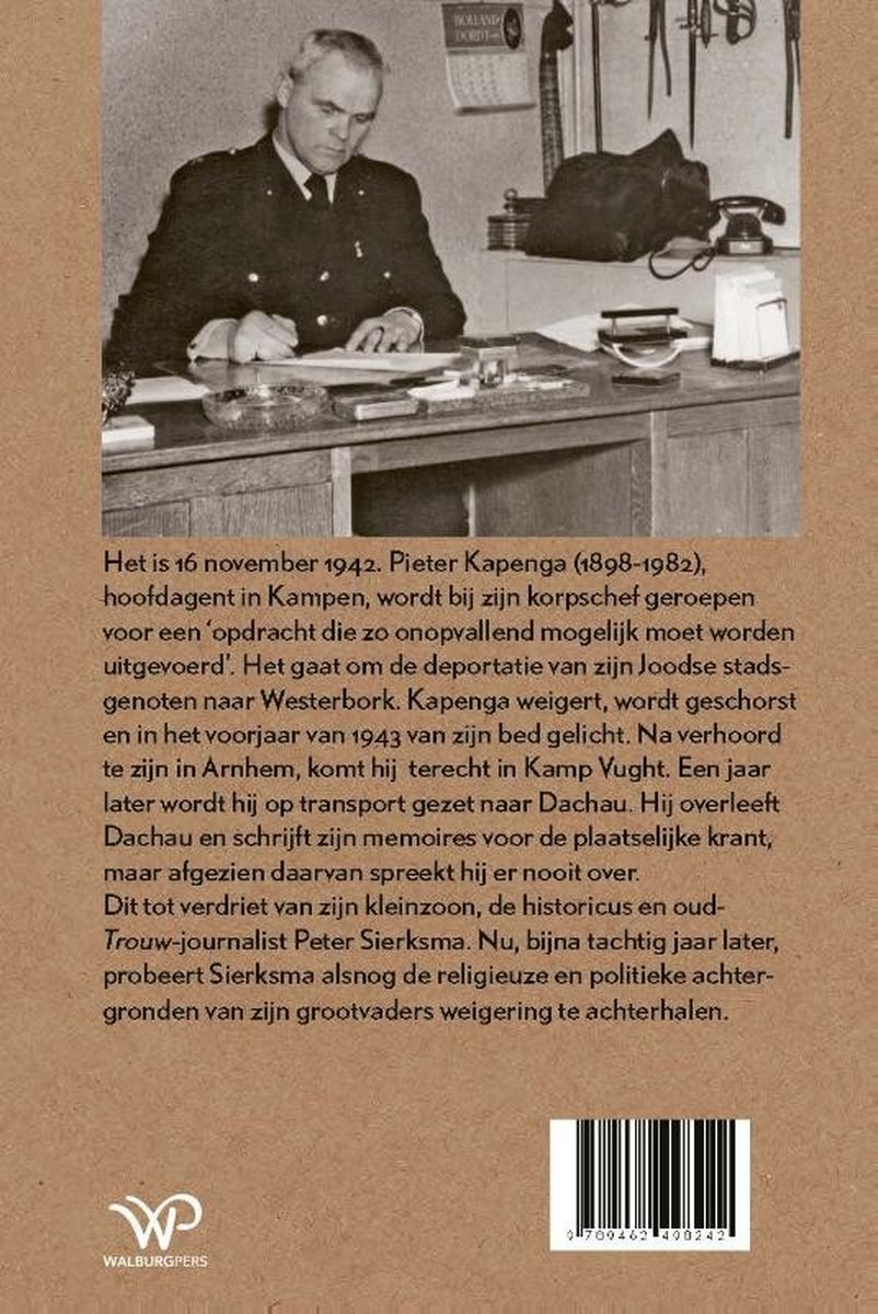 Een man in uniform zit aan een bureau, tekst over de deportatie van Joden.