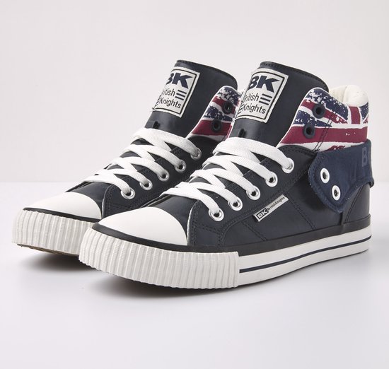 Twee donkerblauwe hoge sneakers met Union Jack print op de kraag, witte veters en "British Knights" logo.