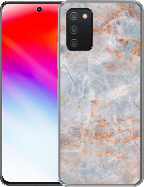 Telefoonhoesje met marmerprint in grijs, wit en oranje, naast een smartphone met een kleurrijk scherm.