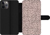 Bookcase Geschikt voor iPhone 11 Pro telefoonhoesje - Stippen - Roze - Zwart - Met vakjes - Wallet case met magneetsluiting