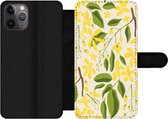 Bookcase Geschikt voor iPhone 11 Pro telefoonhoesje - Bloem - Geel - Patronen - Met vakjes - Wallet case met magneetsluiting