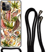 Telefoonkoord - Telefoonketting - Hoesje met koord Geschikt voor iPhone 12 Pro Max - Nepenthaceae - Kunst - Bloemen - Siliconen - Crossbody - Telefoonhoesje met koord