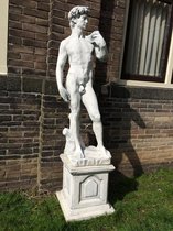 Groot beeld vol steen van de Bijbelse figuur David op sokkel