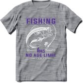 Fishing Has No Age Limit - Vissen T-Shirt | Paars | Grappig Verjaardag Vis Hobby Cadeau Shirt | Dames - Heren - Unisex | Tshirt Hengelsport Kleding Kado - Donker Grijs - Gemaleerd