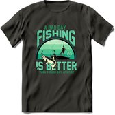 A Bad Day Fishing - Vissen T-Shirt | Aqua | Grappig Verjaardag Vis Hobby Cadeau Shirt | Dames - Heren - Unisex | Tshirt Hengelsport Kleding Kado - Donker Grijs - L