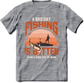 A Bad Day Fishing - Vissen T-Shirt | Oranje | Grappig Verjaardag Vis Hobby Cadeau Shirt | Dames - Heren - Unisex | Tshirt Hengelsport Kleding Kado - Donker Grijs - Gemaleerd - XL