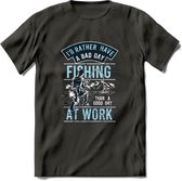 A bad Day Fishing - Vissen T-Shirt | Blauw | Grappig Verjaardag Vis Hobby Cadeau Shirt | Dames - Heren - Unisex | Tshirt Hengelsport Kleding Kado - Donker Grijs - M