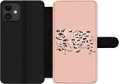 Bookcase Geschikt voor iPhone 11 telefoonhoesje - Wereldkaart - Dieren - Silhouet - Met vakjes - Wallet case met magneetsluiting