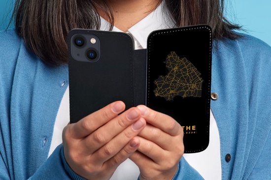 Étui pour téléphone iPhone 13 Bookcase - Drenthe - Carte - Or - Zwart - Avec poches - Étui portefeuille avec fermeture magnétique