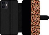 Bookcase Geschikt voor iPhone 12 telefoonhoesje - Panterprint - Goud - Zwart - Met vakjes - Wallet case met magneetsluiting