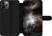 Bookcase Geschikt voor iPhone 11 Pro Max telefoonhoesje - Galaxy - Planeet - Sterren - Met vakjes - Wallet case met magneetsluiting