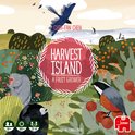 Doos van het bordspel 'Harvest Island' met een illustratie van een eiland vol met fruit, dieren en vogels.