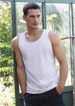 Le mannequin porte un débardeur gris clair et un short sombre dans un jardin.