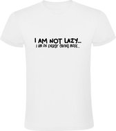 I am not lazy… I am on energy saving mode… | Heren T-shirt | Wit | Ik ben niet lui... ik sta in de energiebesparende modus… | Energie | Slaap | Relax | Vakantie | Humor