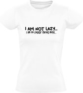 I am not lazy… I am on energy saving mode… | Dames T-shirt | Wit | Ik ben niet lui... ik sta in de energiebesparende modus… | Energie | Slaap | Relax | Vakantie | Humor