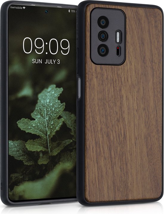 Étui de téléphone en bois avec découpe pour appareil photo, à côté du téléphone avec un fond vert.