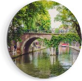 Artaza Dibond Muurcirkel Dichtbegroeide Brug Op De Oudegracht In Utrecht - Ø 50 cm - Klein - Wandcirkel - Rond Schilderij - Voor Binnen en Buiten
