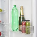 Gedetailleerde opname van een deurvak met een grote fles frisdrank en een champagnefles.