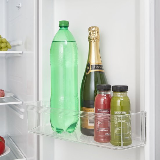 Gedetailleerde opname van een deurvak met een grote fles frisdrank en een champagnefles.