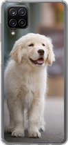 Geschikt voor Samsung Galaxy A12 hoesje - Een Golden Retriever puppy lopend op de stoep - Siliconen Telefoonhoesje