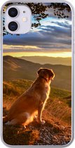 Geschikt voor iPhone 11 hoesje - Een Golden Retriever kijkend naar de zonsondergang - Siliconen Telefoonhoesje