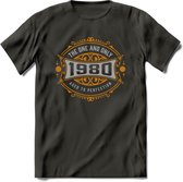 1980 The One And Only T-Shirt | Goud - Zilver | Grappig Verjaardag  En  Feest Cadeau | Dames - Heren | - Donker Grijs - S