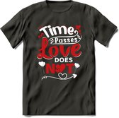 Time Passes Love Does Not - Valentijn T-Shirt | Grappig Valentijnsdag Cadeautje voor Hem en Haar | Dames - Heren - Unisex | Kleding Cadeau | - Donker Grijs - L