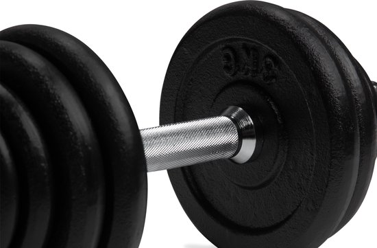 Close-up van de chromen halterstang en zwarte gietijzeren schijven van een dumbbell.