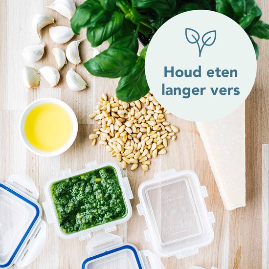 Mini boîtes hermétiques Lock&Lock, set de 4, avec pesto, pignons de pin, ail, basilic, huile d'olive et fromage Parmigiano Reggiano.