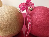 Kerst... Oud & Nieuw een Briljant glanzende rode schaal met twee gigantische kerstballen rood en goud met een lint met positieve woorden
