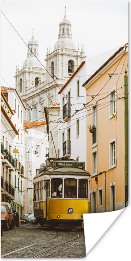 Poster De beroemde gele tram rijdt door Lissabon - 20x40 cm