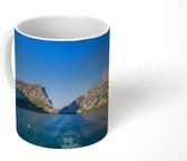 Mok - Helderblauwe lucht boven het rotslandschap van het Nationaal park Krka - 350 ML - Beker