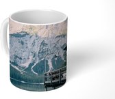 Mok - Besneeuwde bergen bij het meer Lago di Braies - 350 ML - Beker