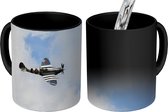 Magische Mok - Foto op Warmte Mokken - Koffiemok - Spitfire vliegtuig bij een wolkenlucht - Magic Mok - Beker - 350 ML - Theemok