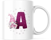 Kerst Mok met afbeelding: Snowman Gnome - Roze - Letter A | Kerst Decoratie | Kerst Versiering | Grappige Cadeaus | Koffiemok | Koffiebeker | Theemok | Theebeker