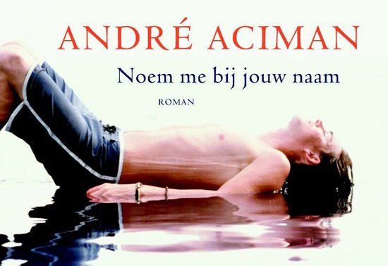 Man in zwembroek, liggend in water.
