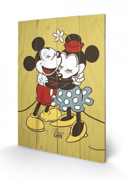 Houten print van Mickey en Minnie Mouse die elkaar omhelzen op een gele achtergrond met de tekst 'True Love'.