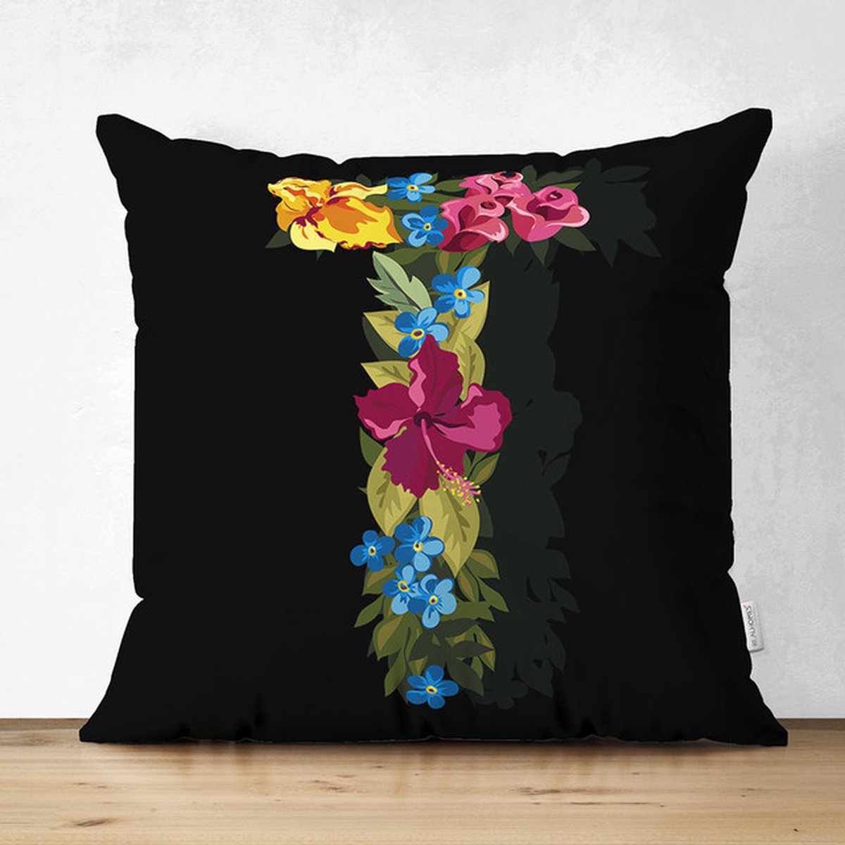 De Groen Home Bedrukt Kussenhoes Letter T - Kussensloop - Sierkussenhoes - Velvet kussenhoes - Bloemen op zwart - 45x45 cm - Fluweel - Valentijn Cadeau