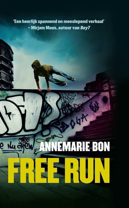 Jongeman in een groene hoodie doet aan freerunnen op een muur met graffiti. Titel 'Free Run'.