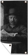 Tuinposter Zelfportret etsend bij een raam - Rembrandt van Rijn - 40x80 cm - Wanddecoratie Buiten - Tuinposter - Tuindoek - Schuttingposter - Tuinschilderij