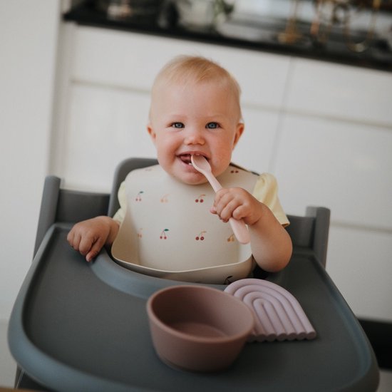 Mushie Siliconen Baby Slabbetje met Opvangbakje - Lilac Flowers - BPA ftalaatvrij| afwasbaar van Mushie — afbeelding 3