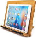 Bamboe boekenstandaard met een witte tablet erop.